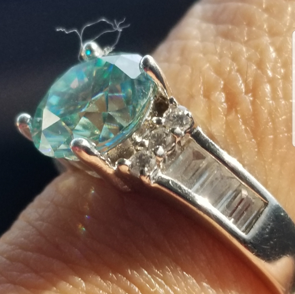 925 sterling silver 2.5 carat green color changing moissanite baguette ring - Picture 12 of 14